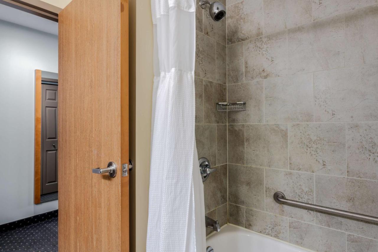 Best Western Plus Woodstock Hotel Conference Centre Bagian luar foto